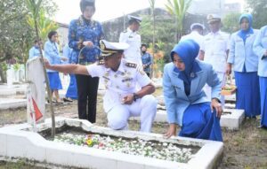 Menyambut HUT TNI AL Ke-79, Lanal TBA Ziarah Taman Makam Pahlawan