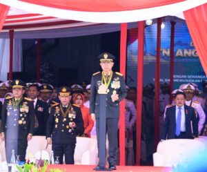 Panglima TNI Pimpin Upacara HUT Ke-79 TNI AL Di Perairan Teluk Jakarta