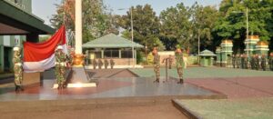 Prajurit Kodim 0505/JT dan PNS Melaksanakan Upacara Bendera 17-an