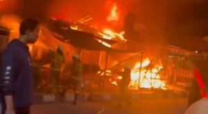 Diduga Arus Pendek Listrik 10 Kios Hangus Terbakar di Pondok Kelapa