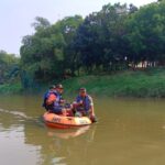 Usai Penemuan 7 Jenazah di Kali Bekasi, Berbekal Perahu Karet, Danramil 04/Jatiasih Bersama Kapolsek Susuri Sungai