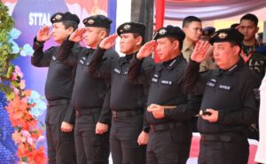 Di Atas KRI, Wadan Kormar Saksikan Penganugerahan dan Penyematan Brivet Hiu Kencana Kepada Presiden RI
