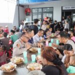 Lahapnya Kapolres Jakut Makan Semeja dengan Warga di Pluit