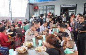 Lahapnya Kapolres Jakut Makan Semeja dengan Warga di Pluit