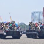 Masyarakat Antusias Naik Tank dan Kendaraan Tempur Marinir