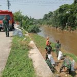 Memperingati HUT ke 79 TNI, Kodim 0505/JT Bersih-bersih Ciliwung