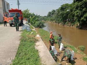Memperingati HUT ke 79 TNI, Kodim 0505/JT Bersih-bersih Ciliwung