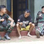 Lepas Lelah Usai Bekerja, Satgas TMMD 122 Kodim 0507/Bekasi Bersama Warga Lakukan Komsos