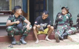 Lepas Lelah Usai Bekerja, Satgas TMMD 122 Kodim 0507/Bekasi Bersama Warga Lakukan Komsos