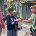 Batalyon Arhanud 6/BAY Laksanakan Jumat Berbagi dengan Bagikan Nasi Kotak untuk Warga di Sekitar Asrama