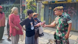 Batalyon Arhanud 6/BAY Laksanakan Jumat Berbagi dengan Bagikan Nasi Kotak untuk Warga di Sekitar Asrama
