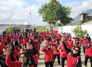 Emak – Emak gemes Brengose saat Senam bareng Calon Bupati dan Wakil Bupati Tulungagung