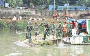 TNI Bersama Masyarakat Untuk Ciliwung Bening
