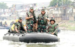 Danrem 052/Wkr, Mendampingi KASAD Dalam Peninjauan Kegiatan Karya Bakti Ciliwung Bening