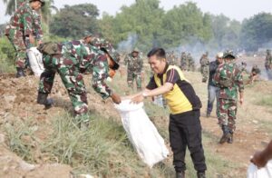Karya Bakti di Sungai Ciliwung dalam Rangka Memperingati HUT TNI ke-79 Tahun