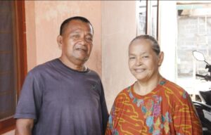 Pasangan Suami Istri Penerima Manfaat Renovasi Rutilahu TMMD 122 Tersenyum Haru Terima Rumah Layak Huni