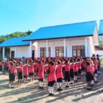 Tanamkan Kedisiplinan Sejak Dini, Anggota Satgas TMMD Ke-122 Kodim Raja Ampat Latih PBB di SDN 02 Raja Ampat
