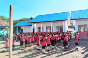 Tanamkan Kedisiplinan Sejak Dini, Anggota Satgas TMMD Ke-122 Kodim Raja Ampat Latih PBB di SDN 02 Raja Ampat