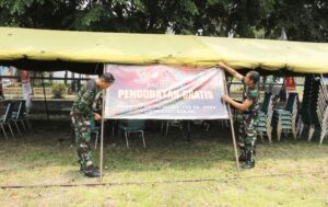 Personil Kodim 0507/Bekasi Bahu Membahu Siapkan Lokasi Penutupan TMMD Ke-122