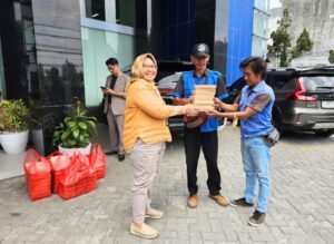 Jumat Berkah, BRI BO Dewi Sartika Tebar Manfaat dengan Berbagi Nasi