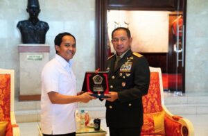 Panglima TNI Terima Kunjungan Menteri Kehutanan di Mabes TNI