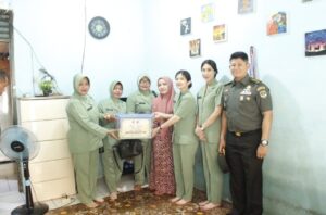 Kodim 0507/Bekasi Berikan Santunan dan Tali Asih untuk Anggota Sakit dan Warakawuri dalam HUT Korem 051/Wkt ke 26