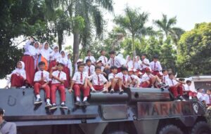 Usai Makan Bergizi Gratis, Ribuan Anak Sekolah Antusias Naik Tank Marinir
