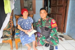 Berbagi Keberkahan, Babinsa Jatiraden Bagikan Beras Kepada Anak Yatim dan Warga Dhuafa