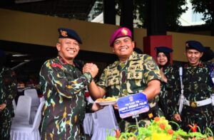 Prajurit Dan PNS Mako Kormar Beri Kejutan Kepada Brimob Polda Metro Jaya