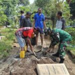 Babinsa Jatiraden Inisiasi Kerja Bakti Perbaikan Jalan Makam Umum Cogrek Bersama Warga