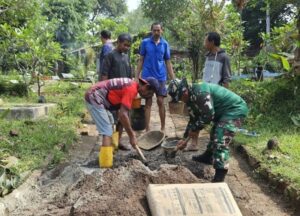 Babinsa Jatiraden Inisiasi Kerja Bakti Perbaikan Jalan Makam Umum Cogrek Bersama Warga