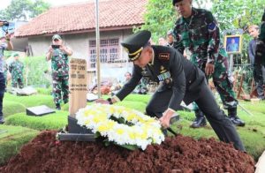 Berikan Penghormatan Terakhir Kepada Serda Yuyus Yusmana, Kodim 0504/JS Laksanakan Upacara Pemakaman Militer