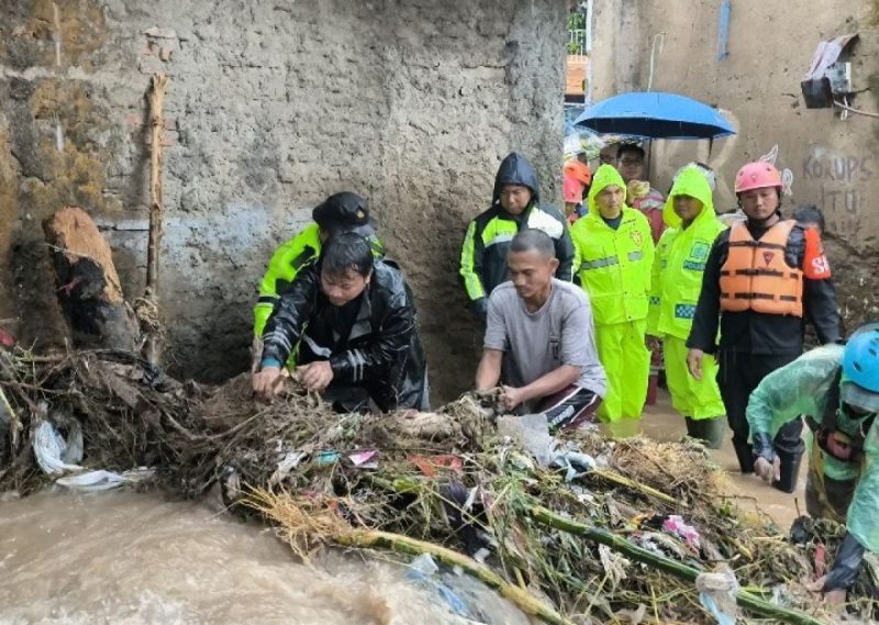 Banjir Bandang Terjang Sukabumi, Polri Evakuasi Ibu dan Bayi dari Gang Sempit