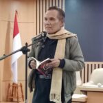 Penyair Pulo Lasman Simanjuntak Baca Puisi Pada Peluncuran Buku Antologi Puisi Bersama ‘Ibu, Aku Anakmu’