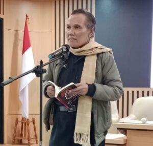 Penyair Pulo Lasman Simanjuntak Baca Puisi Pada Peluncuran Buku Antologi Puisi Bersama ‘Ibu, Aku Anakmu’