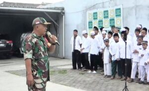 Wujud Keharmonisan Warga dan Koramil 08/Duren Sawit, Babinsa Hadiri Santunan Anak Yatim di Yayasan Dulur Salembur