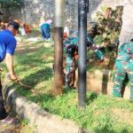 Giat Karya Bhakti Koramil Cipayung Bersihkan Saluran Air