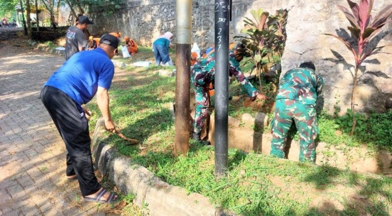 Giat Karya Bhakti Koramil Cipayung Bersihkan Saluran Air