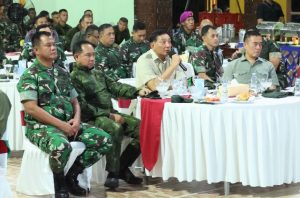 Menhan, Panglima TNI, dan Wakasad Tahun Baruan dengan Ribuan Prajurit di Timika