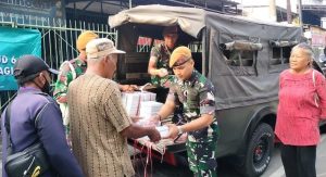 Semangat Berbagi Prajurit Batalyon Arhanud 6/BAY dalam Kegiatan Jum’at Berbagi di Tanjung Priuk