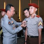 Kadivhumas Berikan Pin Brivet Kepada 10 Taruna Akpol Dengan Nilai Sertifikasi Kehumasan Terbaik