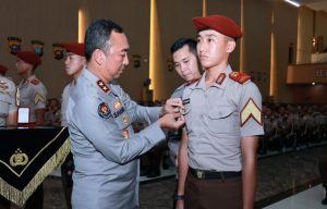 Kadivhumas Berikan Pin Brivet Kepada 10 Taruna Akpol Dengan Nilai Sertifikasi Kehumasan Terbaik