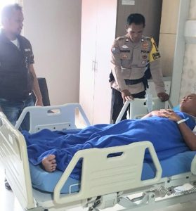 Bhabinkamtibmas Jatibening Sigap Bantu Warga Diduga ODGJ ke Rumah Sakit
