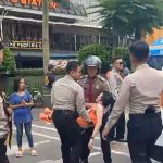 Anggota Ditpamobvit Polda Metro Jaya Sigap Tolong Masyarakat Pingsan di CFD Sudirman