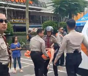 Anggota Ditpamobvit Polda Metro Jaya Sigap Tolong Masyarakat Pingsan di CFD Sudirman