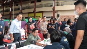 Kapolres Metro Jakarta Pusat Dampingi Wakil Gubernur Terpilih Rano Karno Kunjungi Penampungan Korban Kebakaran