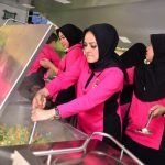 Bhayangkari dan Polwan Polres Metro Jakarta Pusat Bantu Pengungsi Korban Kebakaran Kebon Kosong