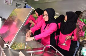 Bhayangkari dan Polwan Polres Metro Jakarta Pusat Bantu Pengungsi Korban Kebakaran Kebon Kosong