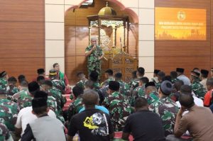 Doa Bersama Lintas Agama di Masjid Jami’ Al Izzah, Batalyon Arhanud 6/BAY Pererat Toleransi dan Kebersamaan