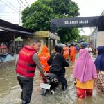 Banjir di Cengkareng, Polisi Evakuasi Warga yang Terjebak